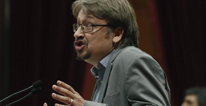 El líder de Catalunya en Comú-Podem, Xavier Domènech, durante su intervención ante el pleno del Parlament. EFE/ Andreu Dalmau