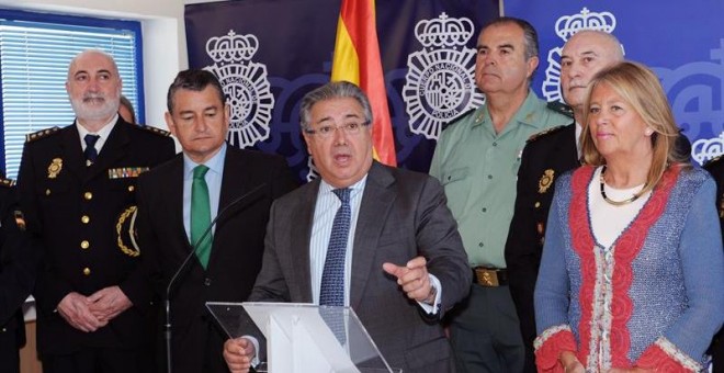 El ministro del Interior, Juan Ignacio Zoido, con representantes de la Junta de Andalucía, Marbella y miembros de la Guardia Civil en Algeciras / EFE