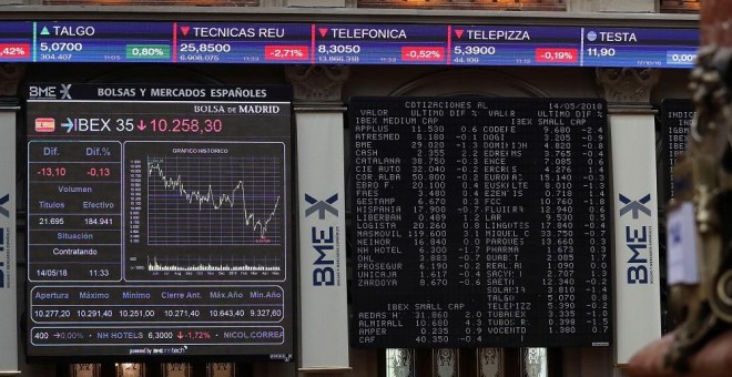 Paneles informativos en el patio de contratación de la Bolsa de Madrid. EFE/Ballesteros
