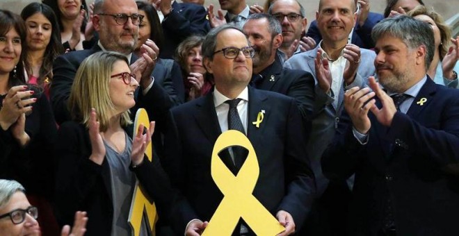 El nuevo presidente de la Generalitat, Quim Torra, posa con un lazo amarillo en recuerdo de los politicos encarcelados. /EFE