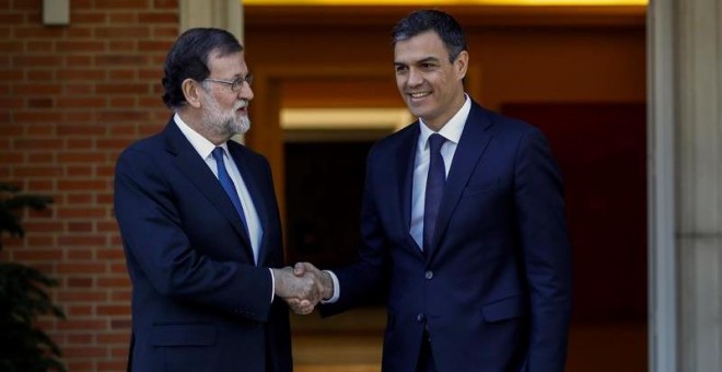 El presidente del Gobierno, Mariano Rajoy, y el líder del PSOE, Pedro Sánchez, se saludan momentos antes de la reunión que mantuvieron en el Palacio de la Moncloa. - EFE