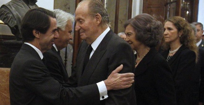 El expresidente José María Aznar y el rey emérito Juan Carlos. EFE
