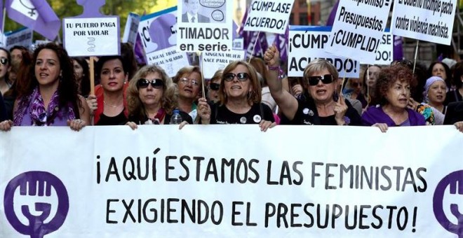 Un momento de la manifestación del movimiento feminista por el 'Incumplimiento del pacto de estado contra la violencia de género', esta tarde en Madrid. EFE/Kiko Huesca