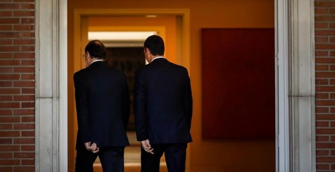 El líder del PSOE, Pedro Sánchez, junto al presidente del Gobierno, Mariano Rajoy, durante su encuentro en Moncloa. EFE