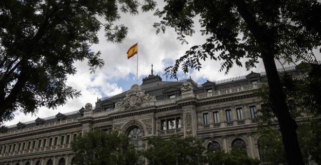 La bandera española en la fachada del Banco de España. REUTERS