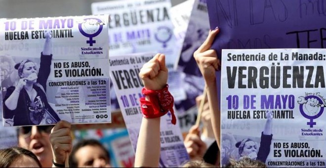 Miles de estudiantes, la mayoría mujeres, se han manifestado hoy por el centro de Madrid contra la sentencia de La Manada, al considerar que es 'escandalosa' y 'ampara a los violadores'. Esta protesta se ha sumado a otras que se han desarrollado en otras