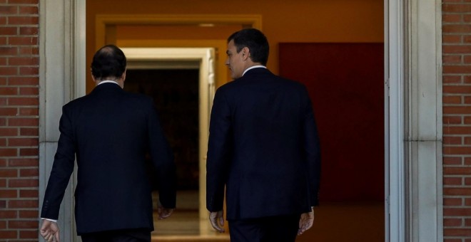 El presidente del Gobierno, Mariano Rajoy, y el líder del PSOE, Pedro Sánchez, a su llegada a la reunión que mantuvieron en el Palacio de la Moncloa. EFE/ Emilio Naranjo