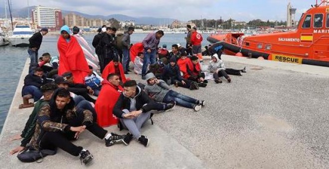 Varias personas migrantes rescatadas por Salvamento Marítimo, en el puerto de Algeciras.- EFE/ A.carrasco Ragel