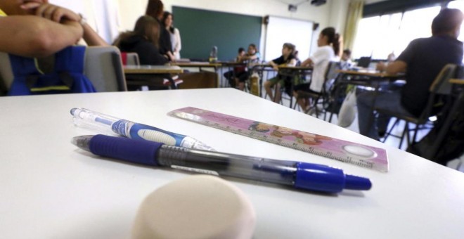 Piden 16 años de cárcel para un profesor que abusó de una compañera y dos alumnas, una de ellas menos de edad. / EFE