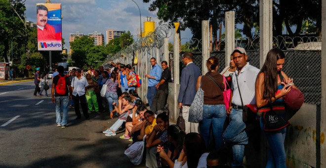 Cola de usuarios esperando el autobus en Caracas (Venezuela). EFE/Cristian Hernández