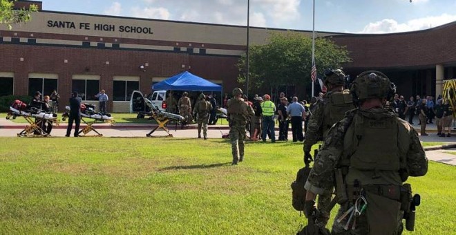 Varios miembros de las fuerzas de seguridad se aproximan al instituto de Santa Fe, en Texas. (REUTERS)
