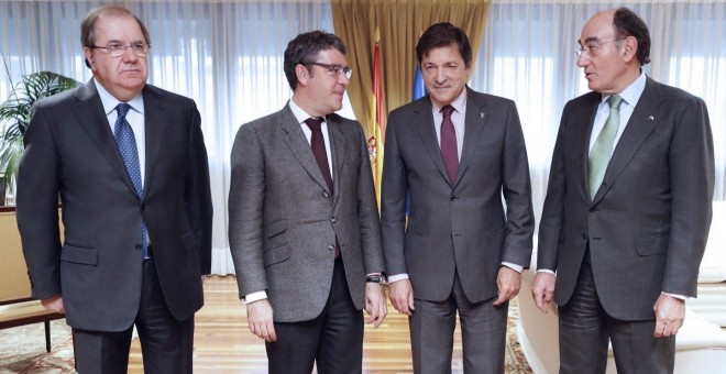 El ministro de Energía, Álvaro Nadal; el presidente de Castilla y León, Juan Vicente Herrera; el presidente de Asturias, Javier Fernández; y el presidente de Iberdrola, Ignacio Sánchez Galán. EFE