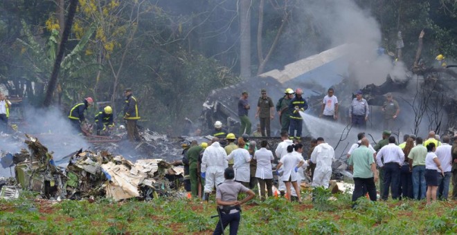 Imagen tomada en la zona donde se ha estrellado un avión de Cubana de Aviación después de despegar del aeropuerto José Martí de La Habana. AFP/Adalberto Roque