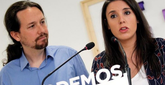 El secretario general de Podemos, Pablo Iglesias, y la portavoz parlamentaria, Irene Montero, durante su comparecencia hoy en rueda de prensa, en la que han anunciado que someterán sus cargos a la decisión de los inscritos de Podemos, tras la polémica sus