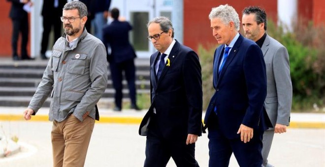 El presidente de la Generalitat de Cataluña, Quim Torra (2i), tras su visita a los exconsellers en la prisión de Estremera, Oriol Junqueras, Jordi Turull, Joaquim Forn, Josep Rull y Raul Romeva./ EFE