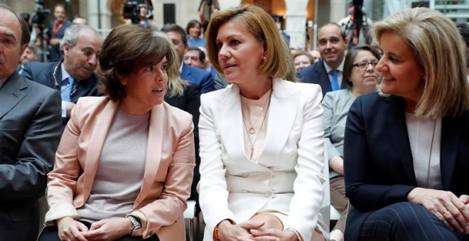 De izquierda a derecha la vicepresidenta del Gobierno, Soraya Sáenz de Santamaría, la ministra de Defensa, María Dolores de Cospedal, y la ministra de Empleo y Seguridad Social, Fátima Báñez, durante el acto de toma de Posesión de Ángel Garrido como presi