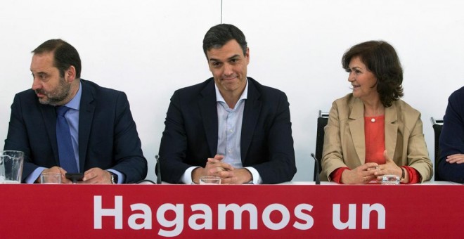 El secretario general del PSOE, Pedro Sánchez, acompañado por el secretario de Organización, José Luis Ábalos, y la secretaria de Igualdad, Carmen Calvo, durante la reunión de la Ejecutiva Federal en la sede de Ferraz. EFE/Rodrigo Jiménez