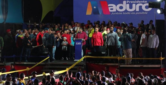 El presidente venezolano, Nicolás Maduro (c), habla tras conocer los resultados de las elecciones hoy, domingo 20 de mayo de 2018, en Caracas (Venezuela). Maduro agradeció a los electores por la victoria con 5.823.728 votos, lo que representó poco más del