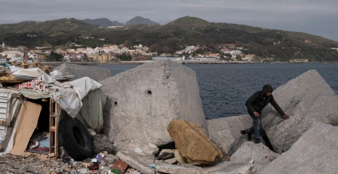 Decenas de menores migrantes no acompañados, (menas) duermen en las calles de Ceuta al margen de los sistemas de protección. La ONG Save the Children denuncia que estos niños son tratados como extranjeros y no reciben la protección suficiente.- PEDRO ARME
