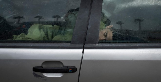 Un menor migrante no acompañado duerme en el interior de un coche en Ceuta.- PEDRO ARMESTRE/SAVE THE CHILDREN