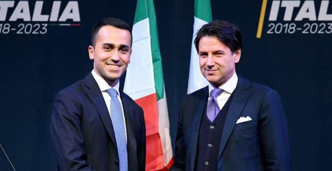 El líder del Movimiento 5 Estrellas de Italia Luigi Di Maio estrecha la mano con el jurista Giuseppe Conte, candidato a primer ministro italiano. / AFP
