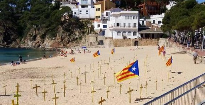 Cruces amarillas instaladas en una playa de Catalunya. TWITTER/@DiegoHid3