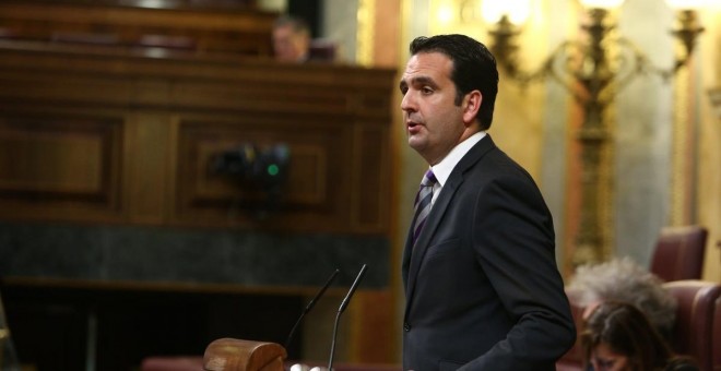 El diputado de UPN Iñigo Alli, en la tribuna del Congreso de los Diputados. EFE