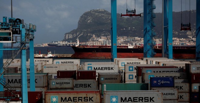 Terminal de carga del puerto de Algeciras, con el Peñón de Gibraltar al fondo. REUTERS/Jon Nazca