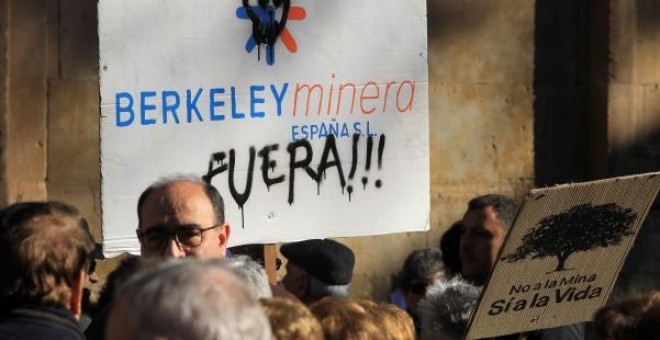 Manifestación este domingo contra la mina en la localidad salmantina de Retortillo. EFE
