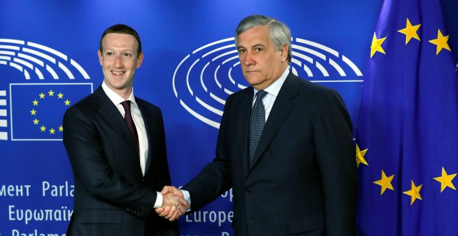 El fundador de Facebook, Mark Zuckerberg, saluda al presidente del Parlamento Europeo, Antonio Tajani, a su llegada a la institución comunitaria, para hablar sobre el escándalo de Cambridge Analytica. REUTERS/Yves Herman