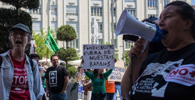 Varias personas se manifiestan contra una convención de fondos buitre junto al Hotel Palace de Madrid.- JAIRO VARGAS