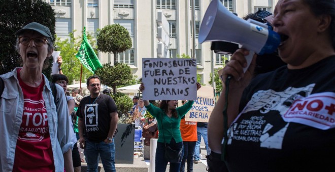 Varias personas se manifiestan contra una convención de fondos buitre junto al Hotel Palace de Madrid.- JAIRO VARGAS