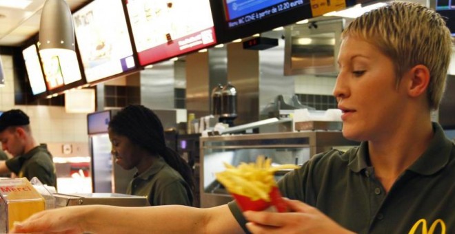 Empleados de la cadena de comida rápida McDonald's. REUTERS