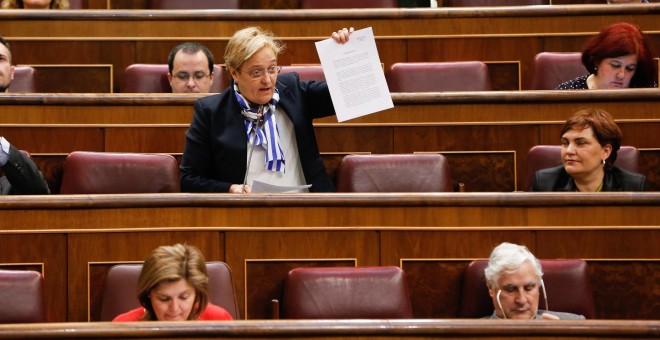 La diputada socialista Ángeles Álvarez, interviene desde su escaño en el Pleno del Congreso. EFE