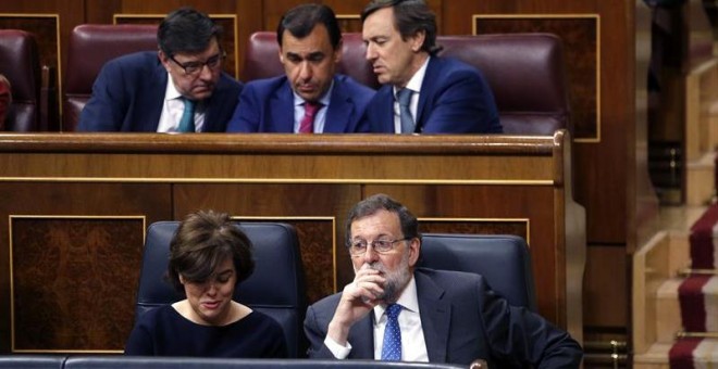 Saénz de Santamaría y Rajoy, durante el pleno. EFE/Javier Lizón