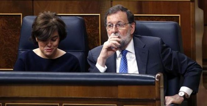 Saénz de Santamaría y Rajoy, durante el pleno. EFE/Javier Lizón