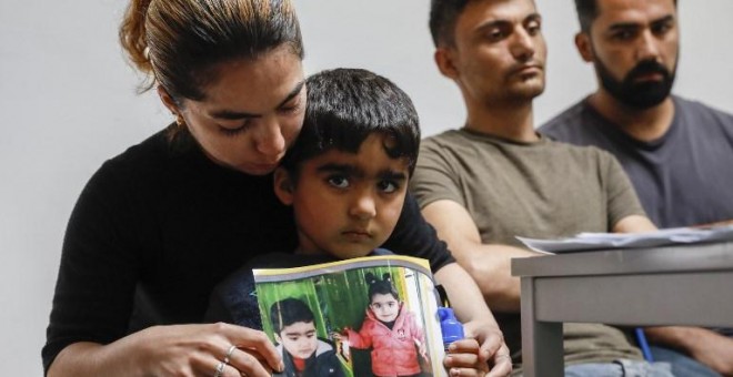 La madre de Mawda Shawri, una niña de origen kurdo de dos años que murió después de que la policía persiguiera a una camioneta que transportaba inmigrantes ilegales en Bélgica, muestra una imagen de su hija. / AFP