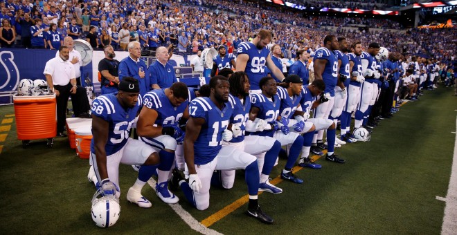 Los jugadores del Indianapolis Colts se arrodillan durante el himno antes de un partido frente a los Cleveland el pasado 24 de septiembre de 2017. Brian Spurlock/USA TODAY Sports