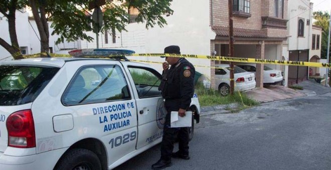 La Policía custodian el domicilio donde fue encontrada una periodista muerta en la ciudad de Monterrey, Nuevo León (México). (EFE | STR)