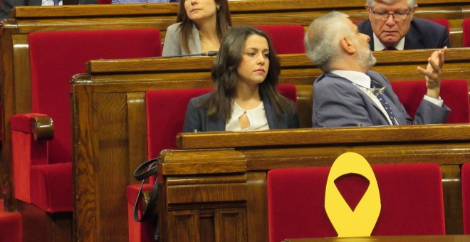 Los partidos acuerdan mantener el lazo amarillo del Govern pero en la bancada de Torra. / Europa Press