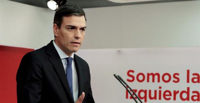 Pedro Sánchez, tras registrar en el Congreso la moción de censura contra Rajoy. / EFE