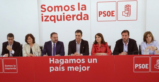 El secretario general del PSOE, Pedro Sánchez, durante la reunión de la Ejecutiva Federal del partido, en la sede de Ferraz. Junto a Sánchez, Beatriz Corredor, Patxi López, Carmen Calvo, José Luis Ábalos, Adriana Lastra, Óscar Puente, Pilar Cancela y Alfo