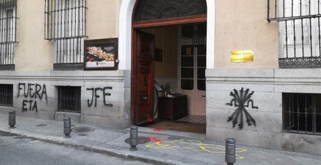 24/05/2018.- La Casa de la Cultura Vasca en Madrid ha aparecido hoy con pintadas en las que puede leerse 'Fuera ETA' y las siglas de las Juventudes de la Falange Española, además de una silueta humana en el suelo y manchas de pintura roja a su alrededor y