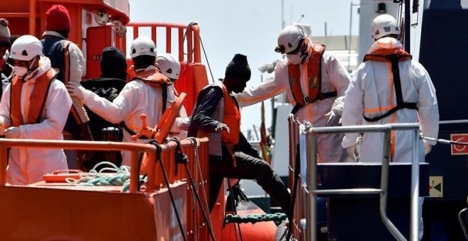 26/05/2018.- Salvamento Marítimo ha rescatado a 72 varones y a cuatro mujeres de dos pateras que han sido localizadas esta mañana en el mar de Alborán y han sido trasladados al puerto de Almería. EFE/Carlos Barba