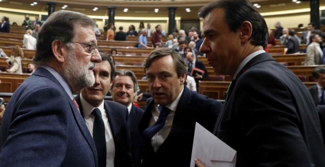 Rajoy conversa con Maillo, Hernando y Ayllón en el hemiciclo - EFE