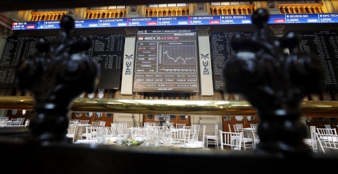 Vista de los paneles informativos de la Bolsa de Madrid.- EFE/Javier Lizón