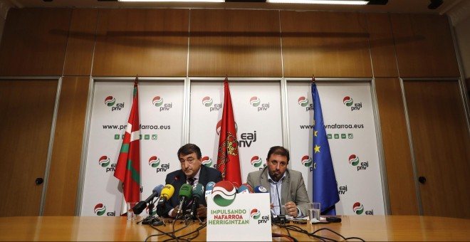 El portavoz del Grupo Vasco en el Congreso, Aitor Esteban (i), durante la rueda de prensa que ha ofrecido en Pamplona junto al presidente del PNV en Navarra, Unai Hualde (d). EFE/ Villar López