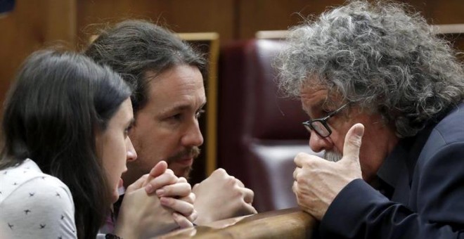 El diputado de ERC Joan Tardá (d) conversa con el líder de Podemos, Pablo Iglesias y la portavoz, Irene Montero, durante el pleno del Congreso de los Diputados. /EFE