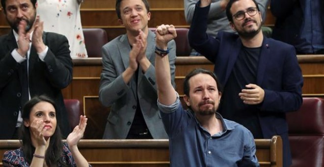 El líder de Podemos, Pablo Iglesias, ha llorado emocionado tras su intervención en la sesión de control al Gobierno en el Congreso de los Diputados. EFE/J.J. Guillén