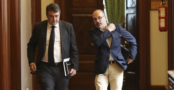Los diputados de PNV Aitor Esteban (i) y de PdeCAT Carles Campuzano tras la reunión de una Junta de Portavoces. / EFE
